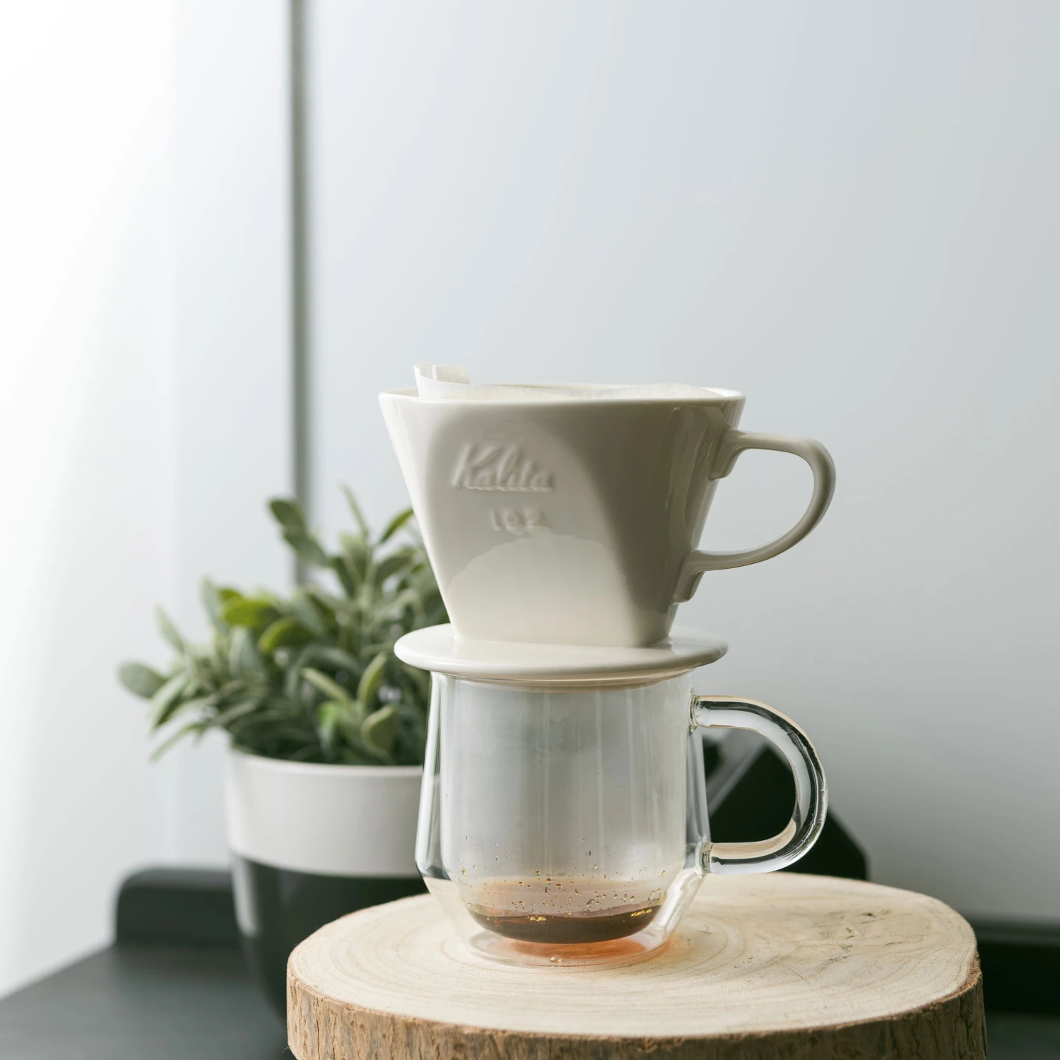 Kalita Style 102 Ceramic Coffee Dripper - White 8 Kalita Style 102 Ceramic Coffee Dripper - White - Image 6